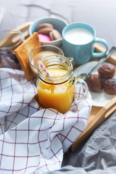 Morgon frukost apelsinjuice kaffe mjölk Muffin — Stockfoto