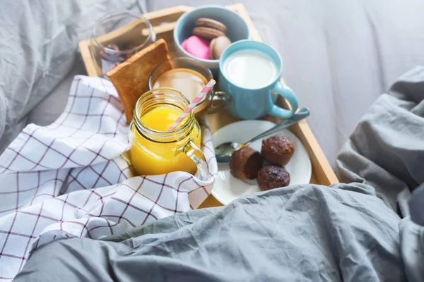 Sabah kahvaltısı Portakal suyu kahve sütlü muffin — Stok fotoğraf