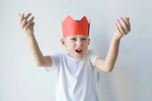 Ragazzo corona di carta che mostra debole concetto di governo — Foto Stock