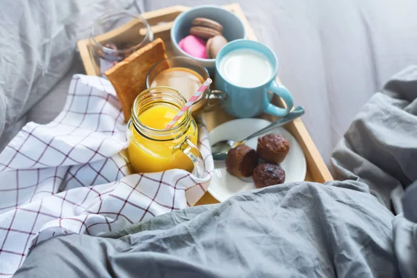 아침 식사 오렌지 주스 커피 우유 머핀 스톡 이미지