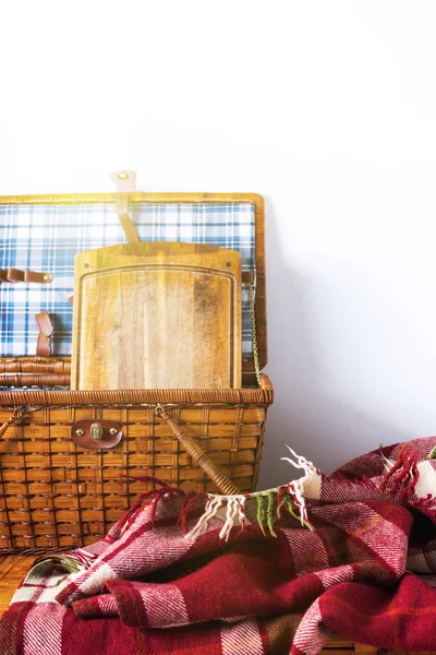 Cesta de picnic, bandeja de madera y cuadros rojos — Foto de Stock