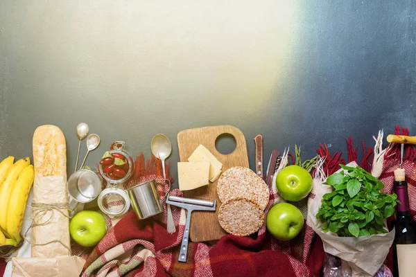 Picknick voorbereiding set voedsel brood Baguette drankje — Stockfoto