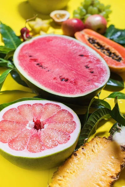 Watermeloen Grapefruit Dennenappel Papaja Passievrucht Exotisch Doormidden Gesneden Tropische Vruchten — Stockfoto