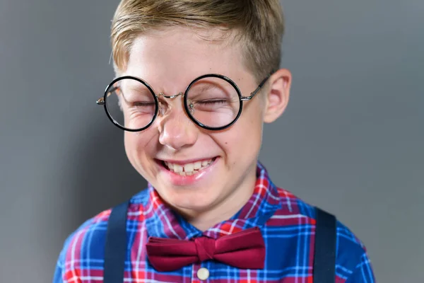 Portret Uroczego Cudownego Ucznia Okularach Lekcji Domu Przed Szarą Ścianą — Zdjęcie stockowe