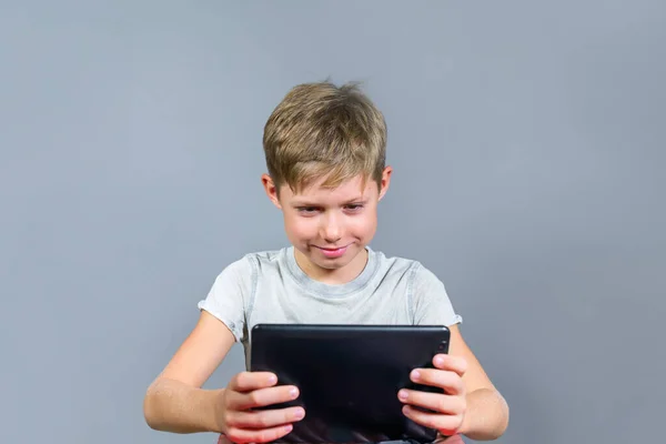 Leuke Jongen Studing Online Tablet Thuis Afstand Studeren Afstandsonderwijs Terug — Stockfoto