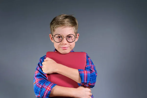 Studente Con Portatile Mano Con Gli Occhiali Sulla Lezione Casa — Foto Stock