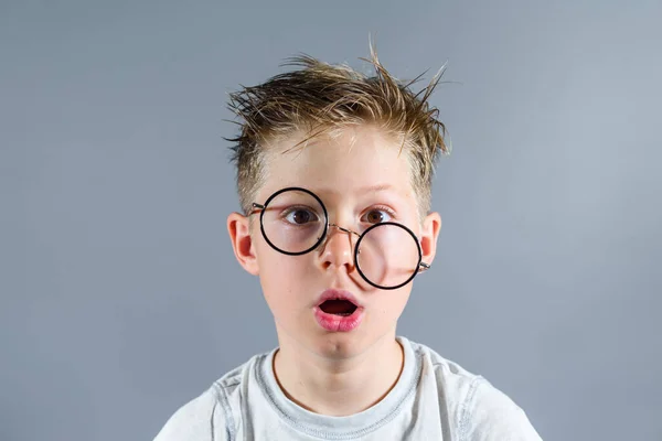 Studentessa Scioccata Con Gli Occhiali Sul Viso Capelli Disordinati Dopo — Foto Stock