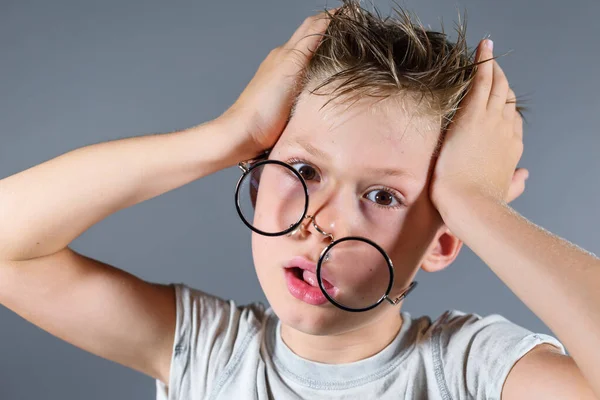 Studentessa Scioccata Con Gli Occhiali Sul Viso Capelli Disordinati Dopo — Foto Stock