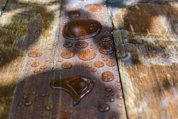 빗방울있는 널빤지 바닥에 치료와 갑판을 물로부터 보호하기 난공불락 자연적 의노화 — 스톡 사진
