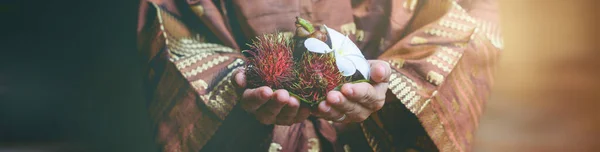 Thajská Žena Tradičních Hedvábných Šatech Drží Čerstvé Tropické Ovoce Vítejte — Stock fotografie