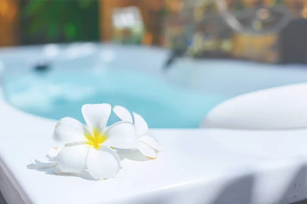 Plumeria Blanca Mojada Pétalos Bañera Villa Piscina Tropical Concepto Bienestar — Foto de Stock