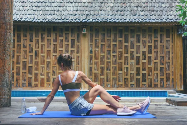 Junge Fitte Frau Beim Yoga Stretching Freien Neben Dem Schwimmbad — Stockfoto