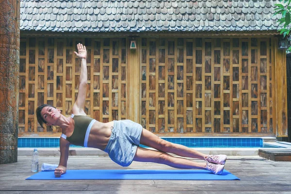 Jeune Femme Forme Faisant Yoga Côté Étirement Exercice Extérieur Près Images De Stock Libres De Droits