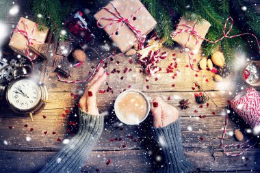 Sıcak Noel İçeceği Küçük Kupa Hediyeleri Kutuları Kordon Kıvılcımları Ağaç Dalları Fındıkları Ahşap Arkaplanda. Kış Zamanı Üst Görünüm Masalı Kar Işığı Efekti