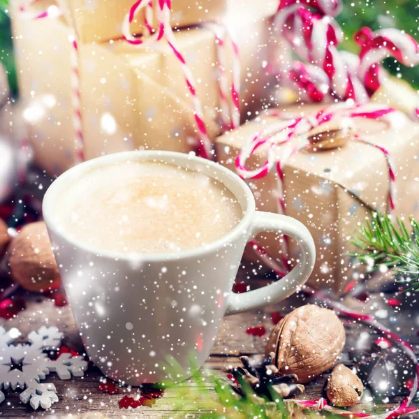 Heißes Weihnachtsgetränk Kakao Oder Schokolade Oder Kaffeetasse Auf Festlichen Tischboxen — Stockfoto