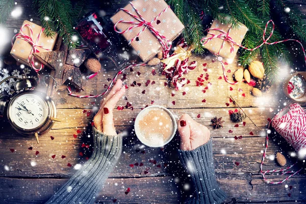 Heißes Weihnachtsgetränk Kleine Tasse Vorabend Geschenke Boxen Kordel Funkelt Tannenzweignüsse — Stockfoto
