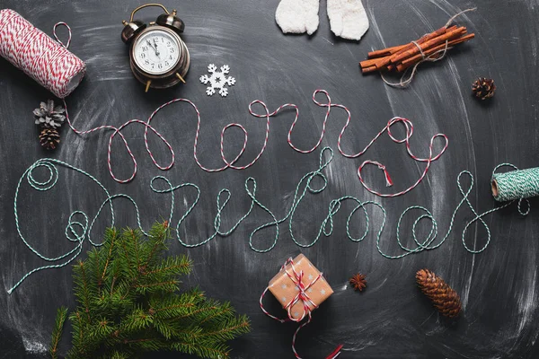 Schriftzug Frohe Weihnachten Von Dekorativ Gestreiften Spiralfäden Sonstige Kunstvolle Geschenke — Stockfoto