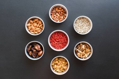 Sağlıklı Aperatif Fıstık Bademcikleri Ayçiçeği Tohumu Cevizi Üzümlü Goji Küçük Kupalar Üst Manzara Kara Tahta Özgeçmiş Sağlıklı Kavram