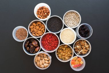 Sağlıklı Aperatif Fıstık Bademcikleri Ayçiçeği Tohumu Cevizi Üzümlü Goji Küçük Kupalar Üst Manzara Kara Tahta Özgeçmiş Sağlıklı Kavram