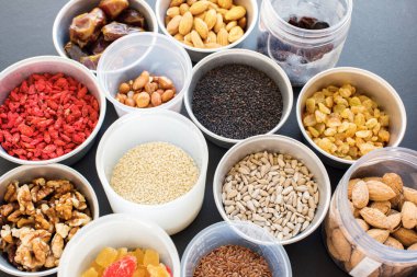 Sağlıklı Aperatif Fıstık Bademcikleri Ayçiçeği Tohumu Cevizi Üzümlü Goji Küçük Kupalar Üst Manzara Kara Tahta Özgeçmiş Sağlıklı Kavram