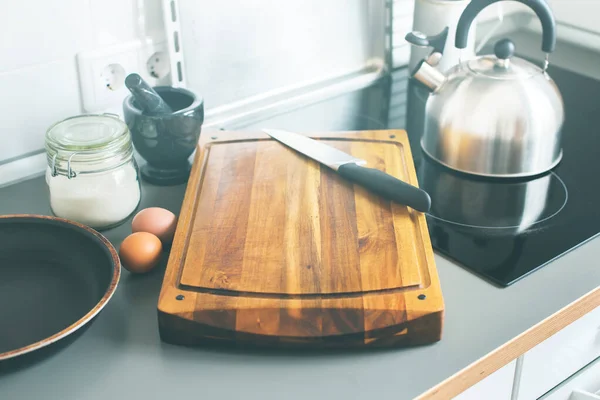 グレーの背景に木製のまな板とナイフテーブルトップキッチンまだ人生素朴な料理テーブルウェアトン — ストック写真