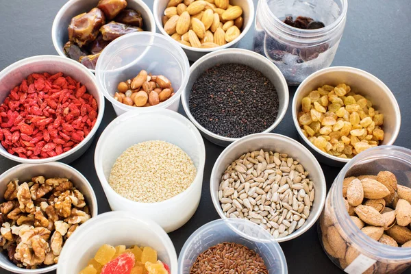 Sağlıklı Aperatif Fıstık Bademcikleri Ayçiçeği Tohumu Cevizi Üzümlü Goji Küçük Kupalar Üst Manzara Kara Tahta Özgeçmiş Sağlıklı Kavram