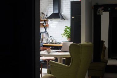 Siyah ahşap kapılı modern ev mutfağı. Boşluğu kopyala. Su ısıtıcısına odaklan