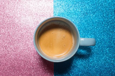 Parlak, mavi, parlak bir kağıtta bir fincan taze kahve. Yemek arkaplanı. Üst Manzara. Düz yatıyordu. Minimalizm