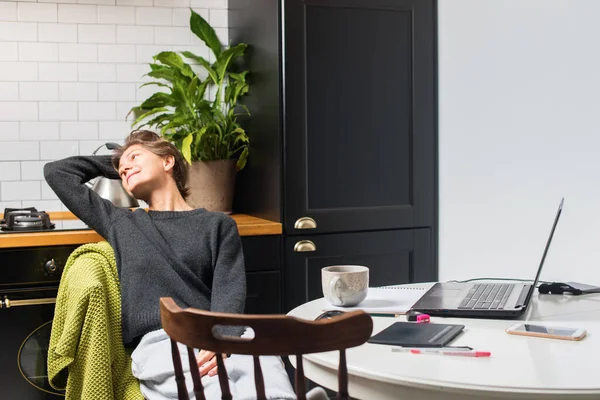 Portre kısa saç güzel mutlu kadın siyah mutfakta günlük kıyafetler içinde. İçi rahat bir kadın dinleniyor.