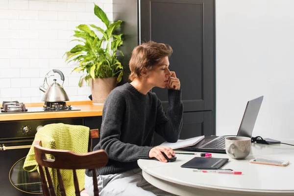 Ev ofisinde çalışan genç bir kadın. İletişim bilgisayarı internet dizüstü bilgisayarı iş kadını girişimci ev tabanlı iş kurma uzak konum rahat iç konum