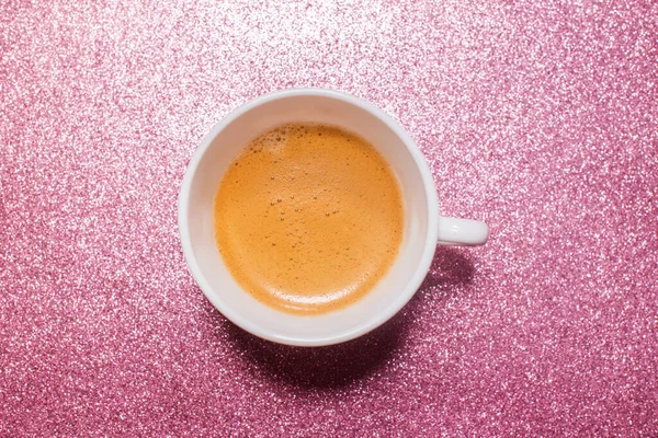 Одна Чашка Горячего Свежего Кофе Яркой Розовой Коралловой Бумаге Питание — стоковое фото