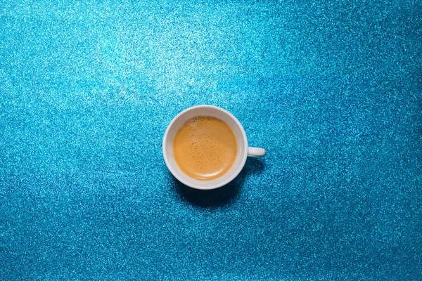 Одна Чашка Горячего Свежего Кофе Ярко Голубой Блестящей Бумаге Питание — стоковое фото