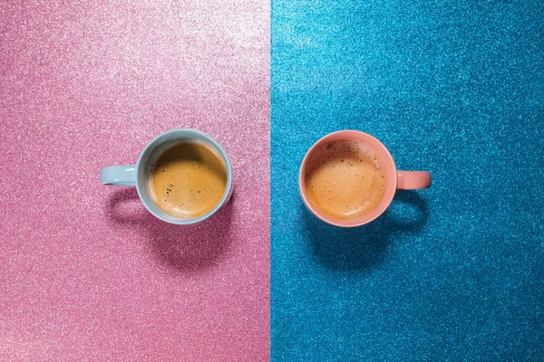 Две Чашки Горячего Свежего Кофе Ярко Розовой Блестящей Бумаге Питание — стоковое фото