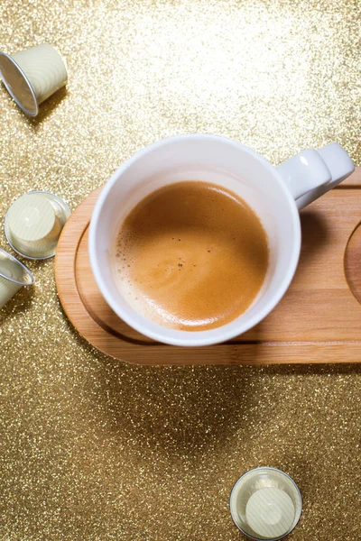 Café Expreso Taza Fresca Con Leche Cápsulas Sobre Papel Brillante — Foto de Stock