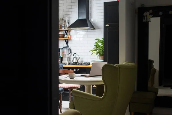 Moderne Wohnküche Mit Schwarzen Holztüren Selektiver Fokus Auf Gaskessel Stockbild
