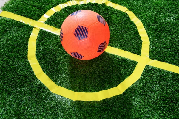 Оранжевый Футбольный Мяч Центре Зеленого Поля Детей Зоны Дома Фон — стоковое фото