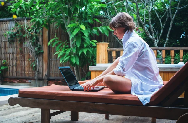 Zakenvrouw Werkt Computer Buiten Haar Vakantie Zonnebank Buiten Vakantie Achtertuin Stockafbeelding