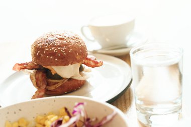 Pastırmalı hamburger, peynir ve susamlı kahve.