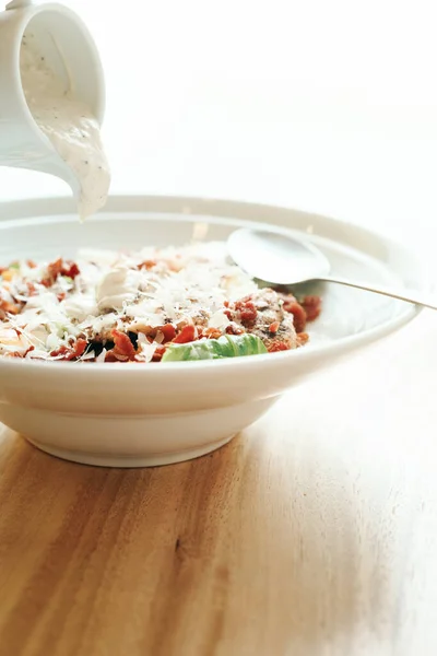 Prato Salada Caesar Com Queijo Molho Café Alimentos — Fotografia de Stock