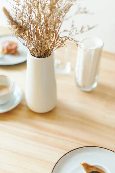 Pratos Brancos Estilo Militarismo Mesa Com Flores Secas Vaso Café — Fotografia de Stock