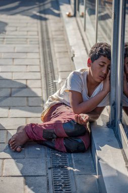 Türkiye. Istanbul. Çingene dilenci çocuk uyur ve kolunu uzatmak devam ediyor.
