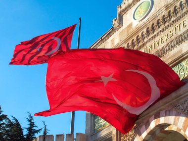 Istanbul Üniversitesi'nin girişinde yukarıda kırmızı Türk bayrağı