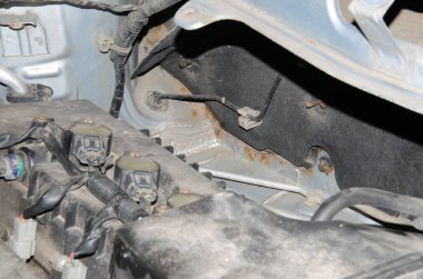 Paslı ve aşınmış bir araba, yol tuzu yüzünden hasar görmüş.