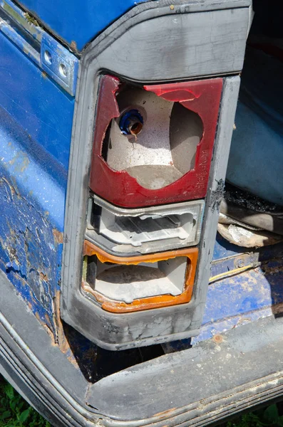 古いヴィンテージの難破車。爆発や火災の後に車を焼きなさい。灰、壊れたフロントガラスと錆びた金属部品で車のインテリアを焼きます. — ストック写真