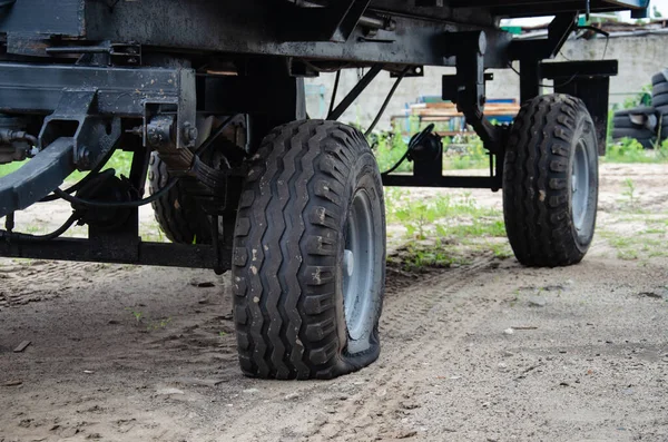 Alter Rostiger Traktor Mit Plattem Hinterreifen — Stockfoto