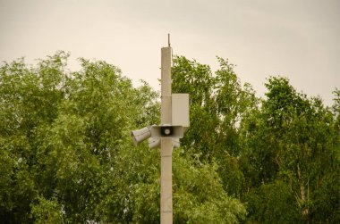 Sütunun üstündeki eski vintage hoparlörler. Haberler için metal direğe çift megafon..