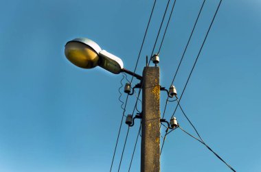 Eski fener. Lamppost mavi gökyüzüne karşı. Eski nesneler.