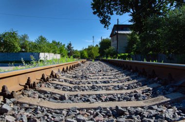 Güzel pastel günbatımlı kırsal bir bölgede tren rayları.