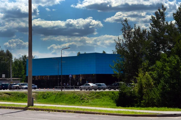 Güneşli bir günde otoparkta süpermarket.