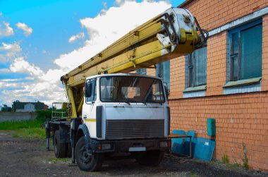 Mobil Crane, inşaat alanında bir yol ve kule vinci üzerinde